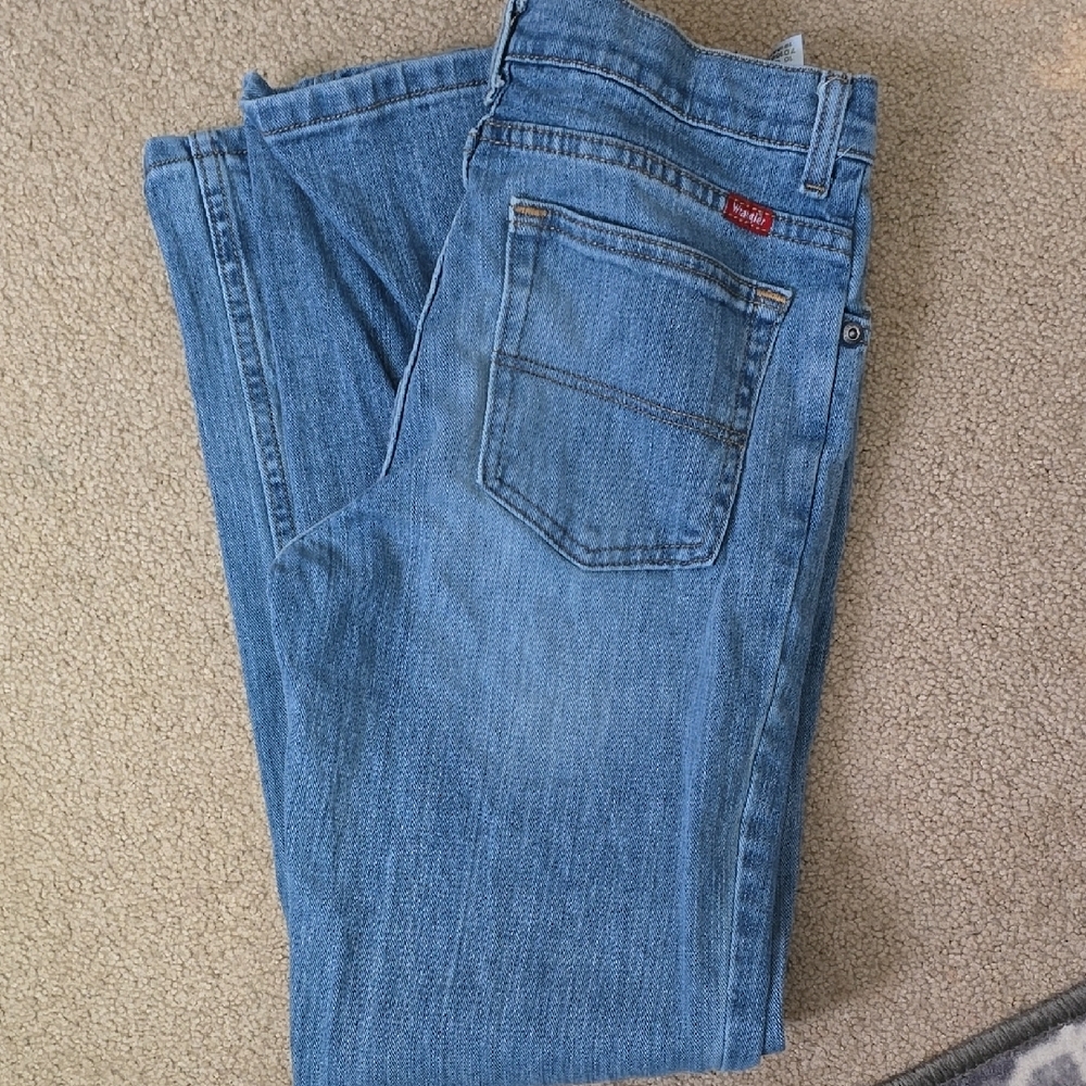 Wrangler Blue Jeans with Straight Leg Fit